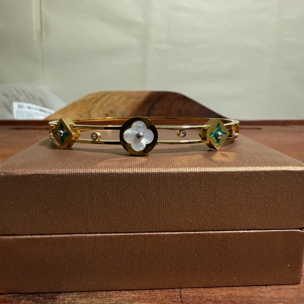 Gold Plated clover motifs Titanium Steel bangle white mother ofpearl green stone